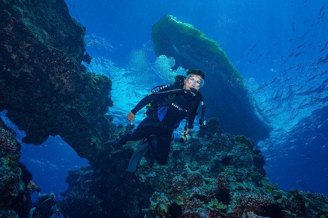 2 Tank Lanai Cathedral Scuba Dive Via Boat for Certified Divers - The first Lanai site and the warm-up descent