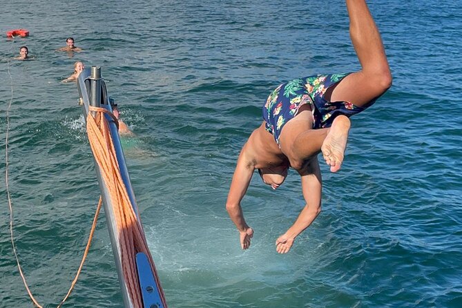 4 Hours Private Tour with Dives in Catamaran in Lisbon - The return through Oeiras beaches and back to Belém