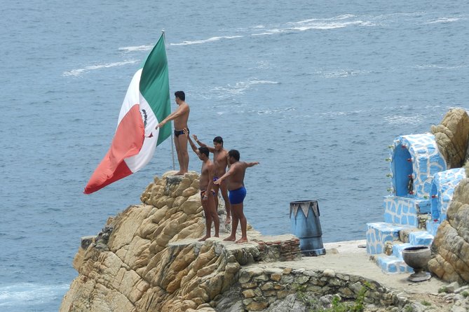 4hr Fun Guide Tour For Cruisers or Hotels Guests with Divers Show - Meeting the cliff divers at La Quebrada