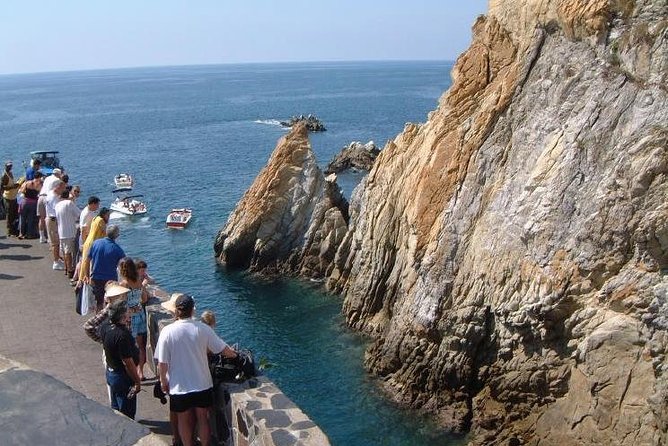 6Hr Cruise or Hotels City Tour, Divers, Baby Turtles Peace Chapel - A six-hour introduction to Acapulco