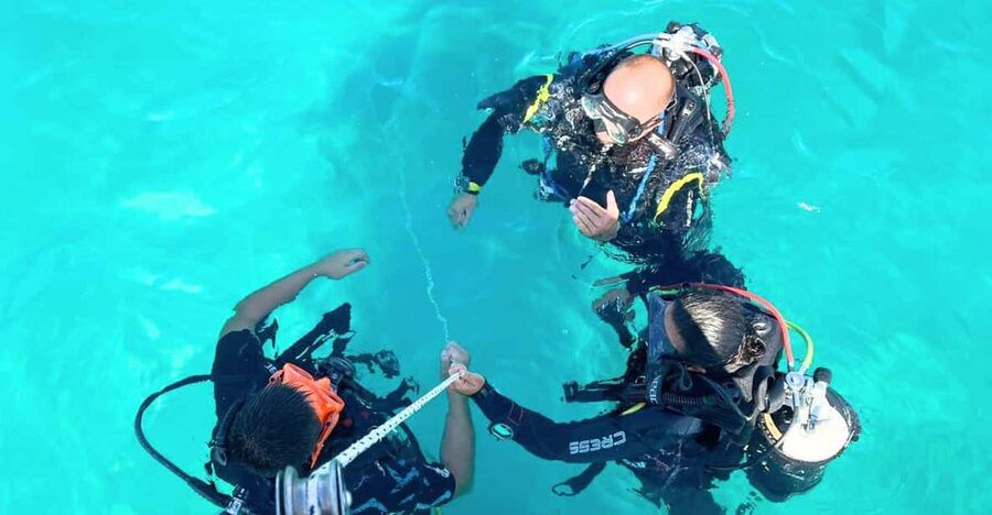 Cagliari: Discover scuba diving for Beginners - The 7.5-meter boat ride to Calamosca