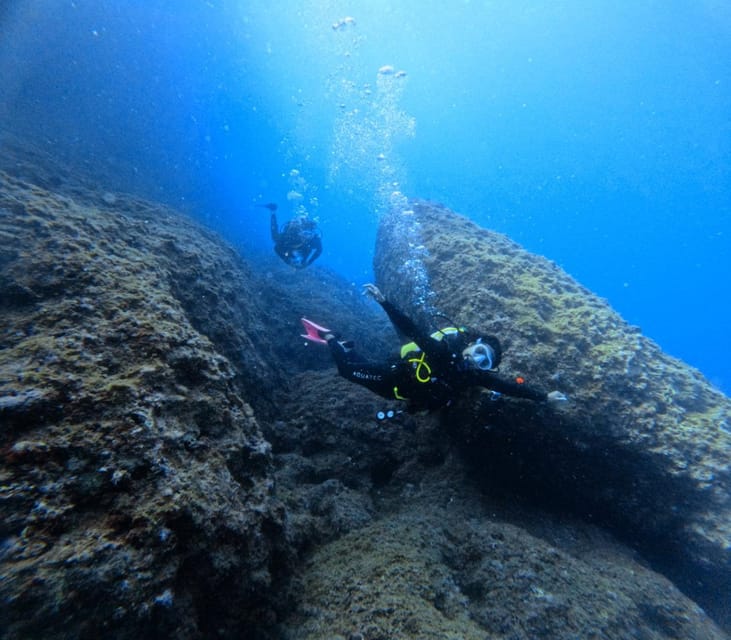 Chania Scuba Diving: Shore Dives for Certified Divers - A Calm Briefing Before You Enter the Water
