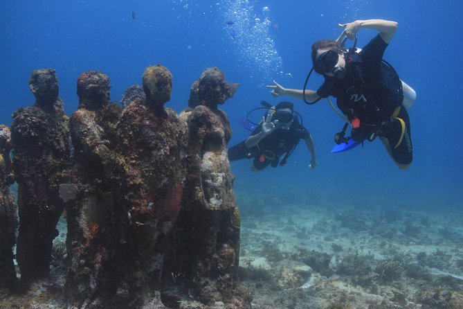 For certified Divers Experience the Under Water Museum and the Manchones Reef - What happens before the boat leaves