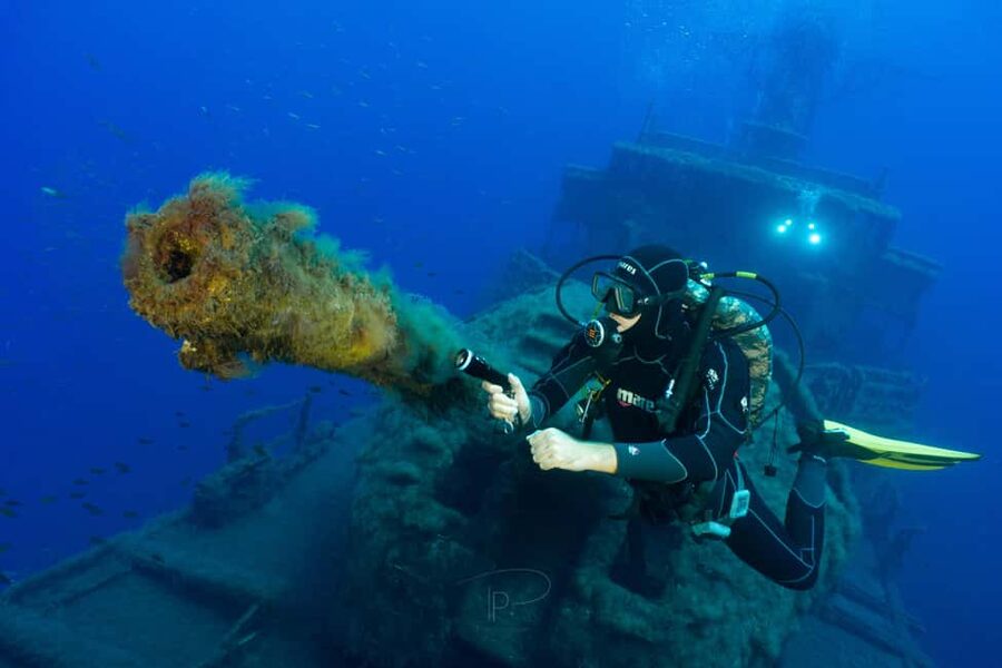 Funchal: Wreck dive F488 Frigate - certified divers - What your 2.5 hours look like