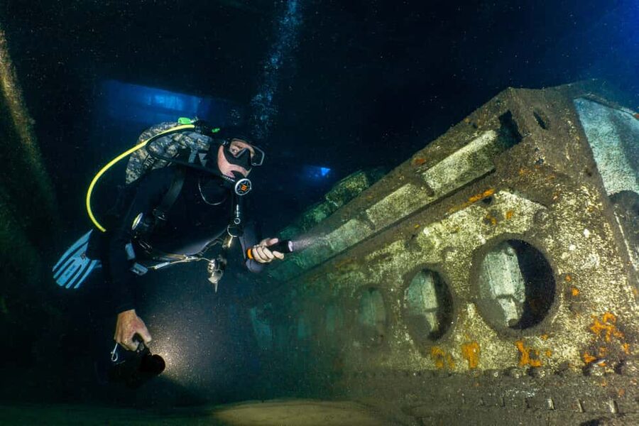 Funchal: Wreck dive F488 Frigate - certified divers - A closer look at the wreck preparation