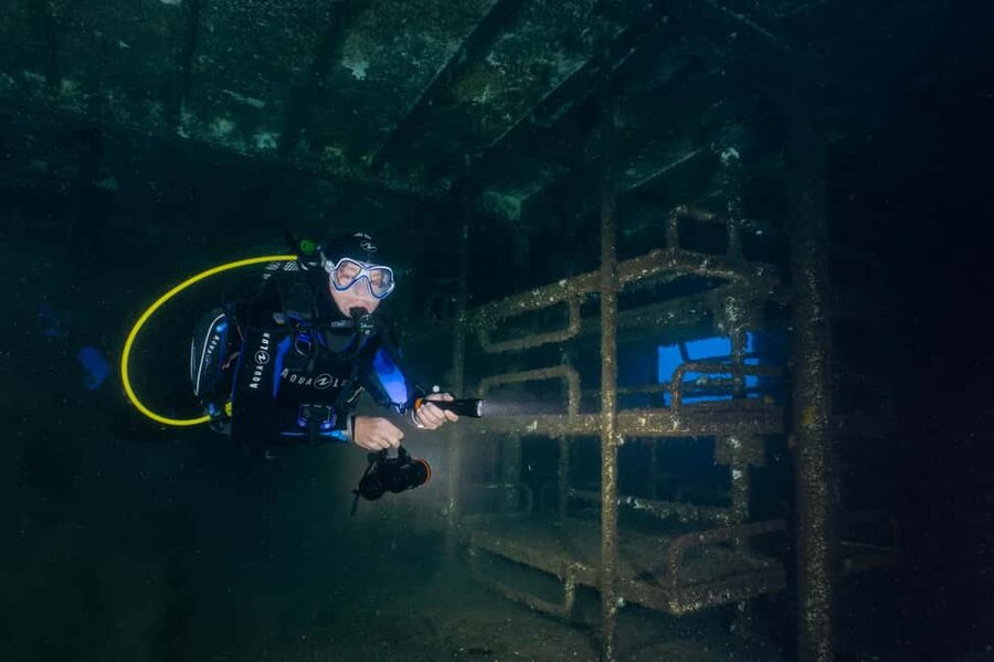 Funchal: Wreck dive F488 Frigate - certified divers - Cameras and torches: small items that make a big difference