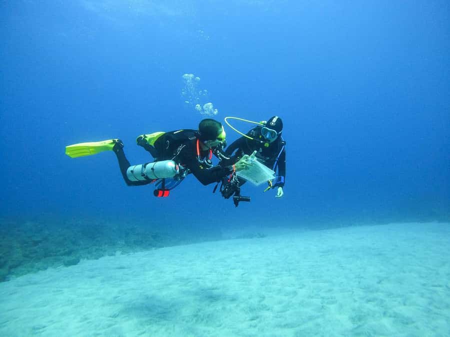 Guided exploration for certified divers (N1, PE20, Open Water min.) - Should you book the St Leu experience?