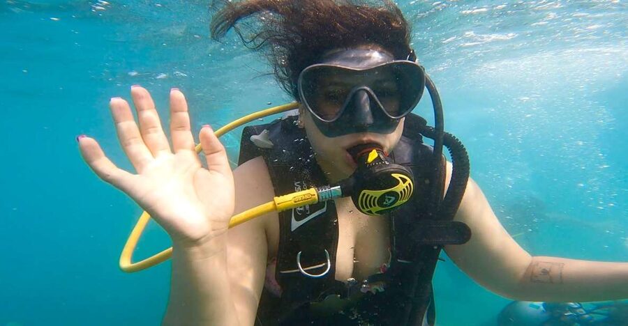 Honolulu: Beginner Scuba Diving Tour With Free Videos - The safety briefing comes before the fun