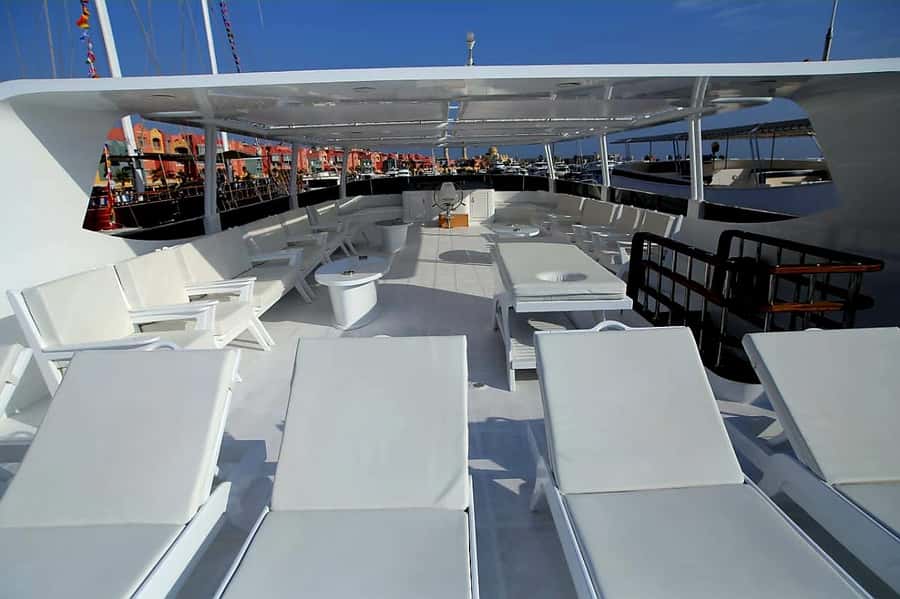 Hurghada: Luxury Orange Bay w/Snorkeling, Massage and Diving - The crew and the small-group atmosphere