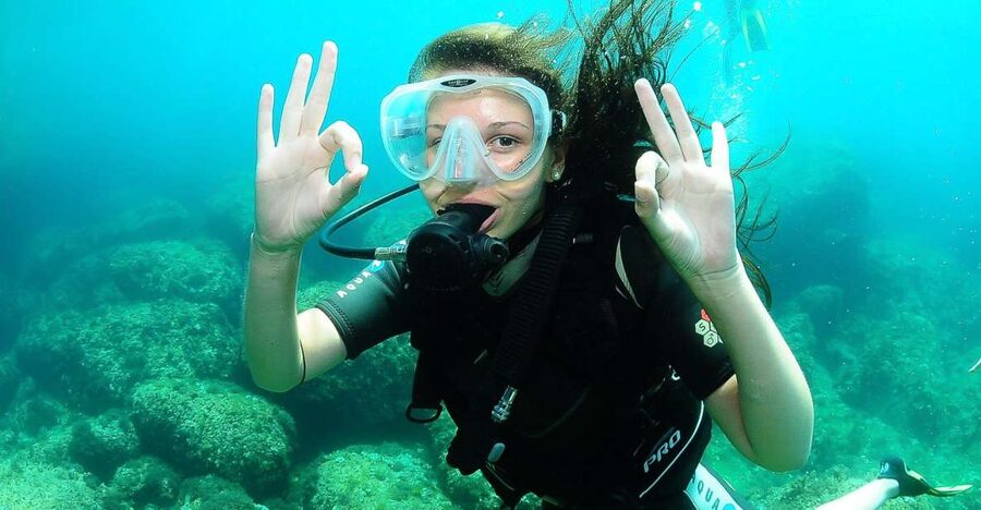 Ibiza: PADI Discover Scuba Diving & Snorkeling Boat Trip - Getting comfortable before the sea session
