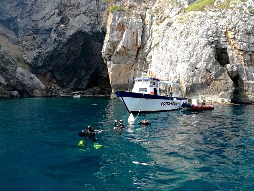 L'Estartit: Dive and Snorkeling in Montgrí Natural Park - The five-minute walk and the trip along the coast