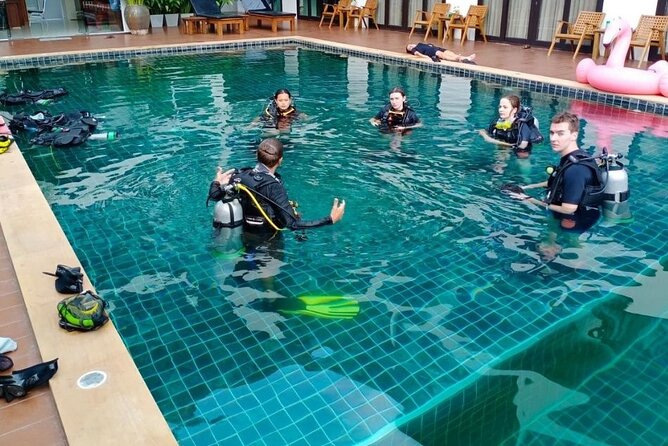La Bombona Diving Koh Tao Open Water Course - Pool practice builds confidence