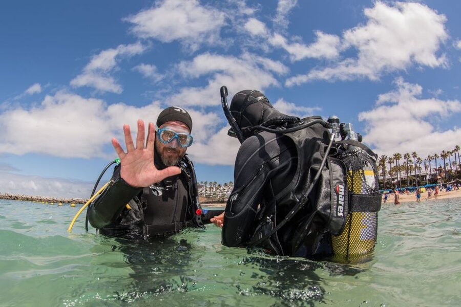 Lanzarote: 2-dive package in Playa Blanca - certified divers - The 9 a.m. pickup and arrival at the center