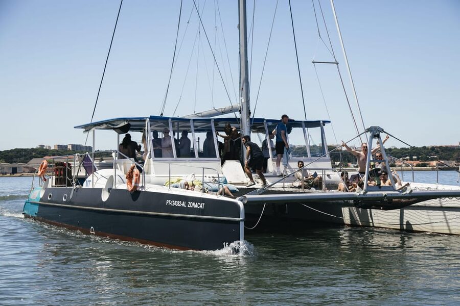 Lisbon: Catamaran Boat Party with Music, Open Bar & Dives - Meeting at Doca de Santo Amaro