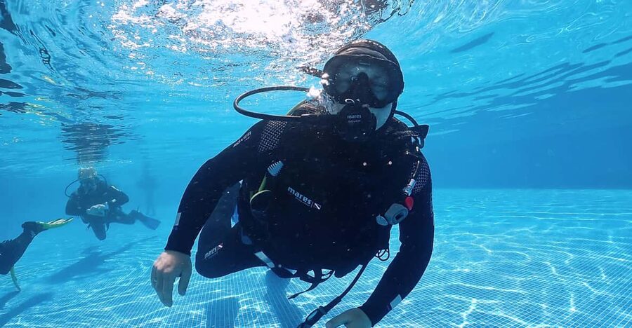 Madeira, Ponta São Lourenço: Scuba Diving for Beginners - The short theory lesson makes the sea feel less intimidating