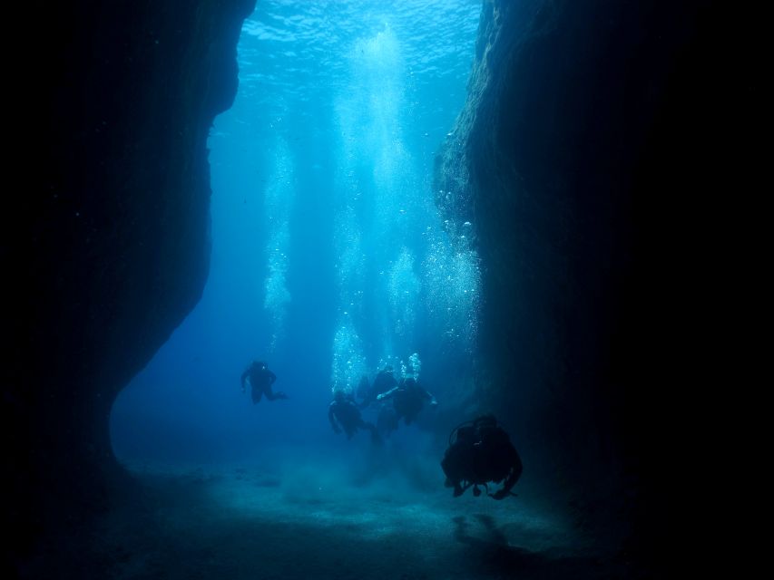 Oia: 2 Guided Scuba Dives off Santorini for Certified Divers - Reaching Santorini’s volcanic waters