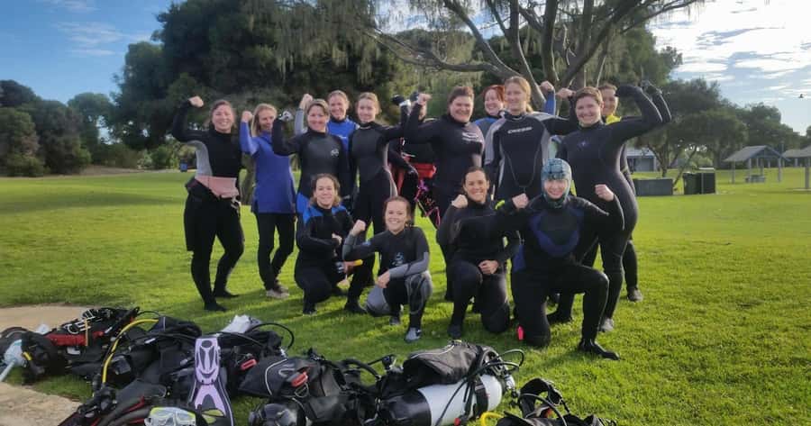 Perth: Rottnest Island Scuba Diving Day Trip-Certified Diver - The boat ride aboard Linni