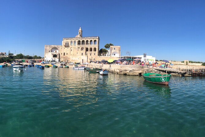 Polignano a Mare boat tour emotions, caves, diving and appetizers - Grotta Azzurra and the changing cave light