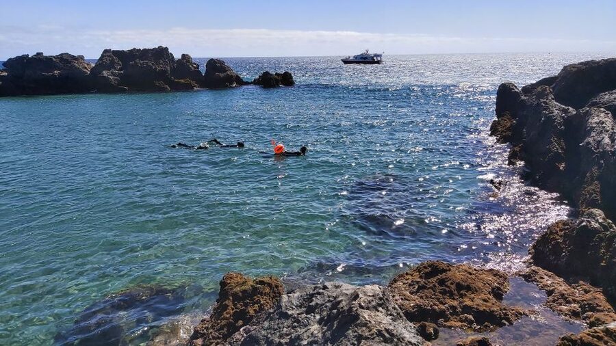 Puerto del Carmen: Snorkeling Trip with Dive Instructor - Entering the Atlantic from shore