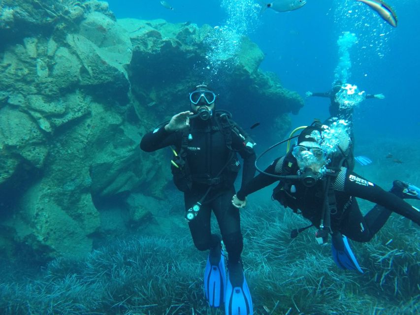 Santorini: Scuba Diving Experience in Caldera for Beginners - Learning the gear and underwater signals