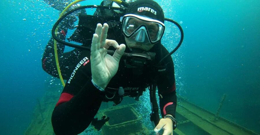Santorini: Scuba Diving Experience in Caldera for Beginners - Exploring the volcanic reef inside the caldera