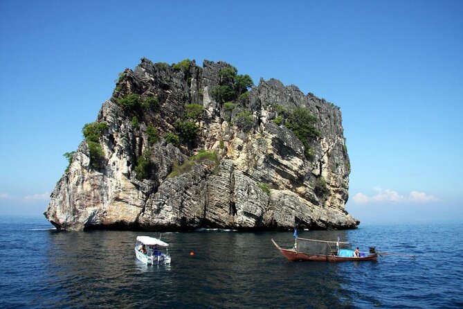 Scuba Dive in Koh Lanta, Thailand - Equipment fitting before the boat leaves