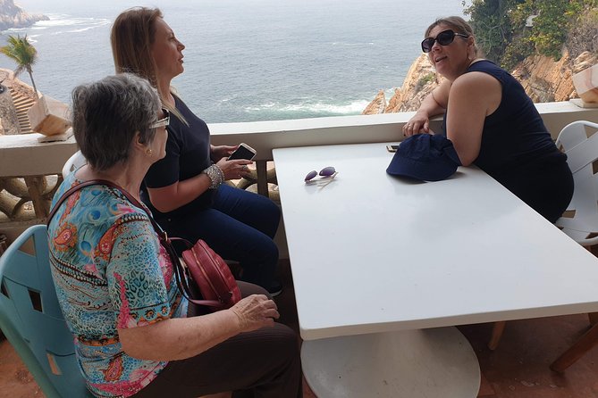 Small-Group or Private All Inclusive 4 Hours City Tour & Divers - Guides, vehicles, and the feel of the outing