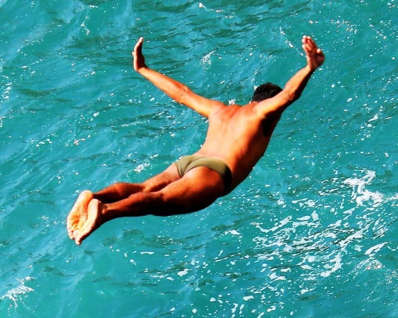 <em>Sunset High Diver Show 3Course Dinner 2 Drinks Diff Options – Key points at a glance’ /></p>
<ul>
<li><strong>Two cliff-diver performances:</strong> You get two chances to see the famous Acapulco show from La Perla Super Club.</li>
<li><strong>Sunset table setting:</strong> The viewing point combines the performance with evening views over the bay.</li>
<li><strong>Three-course à la carte dinner:</strong> You choose from the restaurant menu rather than receiving one fixed plate.</li>
<li><strong>Optional two domestic drinks:</strong> Check the exact booking option, since the drinks arrangement varies.</li>
<li><strong>Small-group transport:</strong> A van or sedan carries no more than 10 participants, with pickup and return service.</li>
<li><strong>Guides add local context:</strong> Rudy, also called Rodolfo Fregoso, is one guide specifically praised for his care and local knowledge.</li>
</ul>
<h2>Why the Acapulco cliff-diver show matters</h2>
<p><img width="655" height="449" decoding="async" src=
